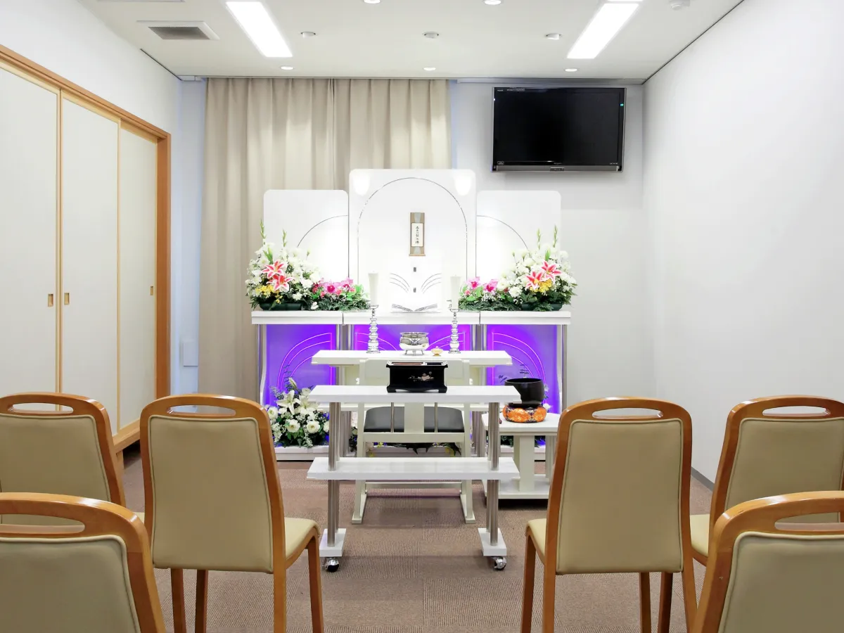 通夜室「楓」：少人数の葬儀にも対応可能な落ち着いた雰囲気の部屋