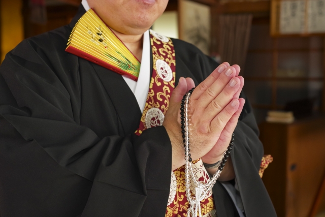 お経を読む僧侶