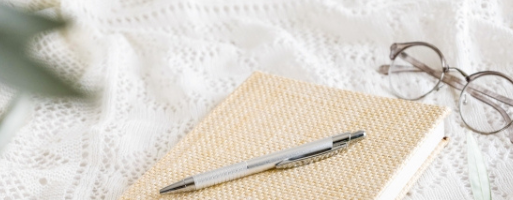 ノートとメガネとペン