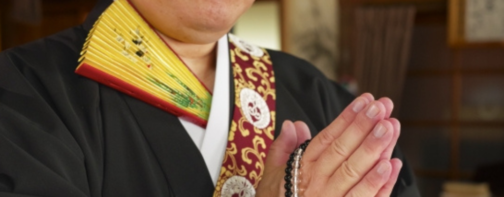 お経を読む僧侶
