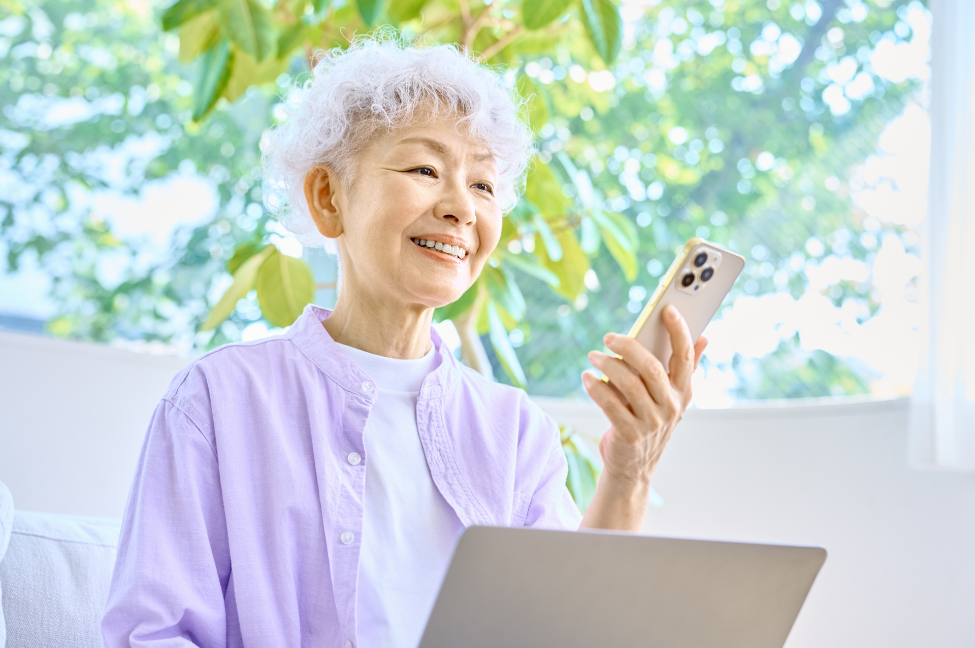 シニアの方がスマホを見る