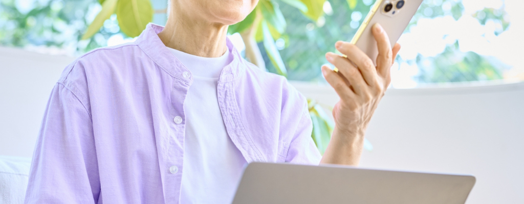 シニアの方がスマホを見る