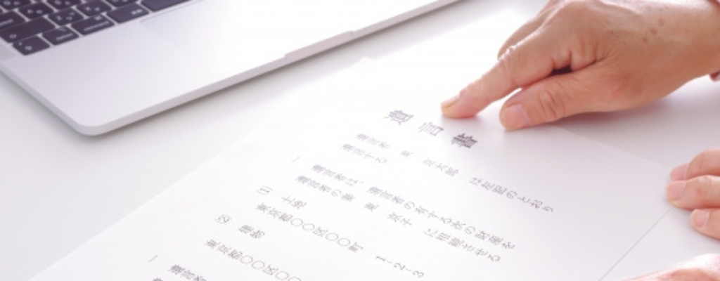 遺言書を書く女性