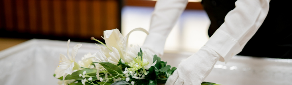 葬儀会社の担当が花を入れる