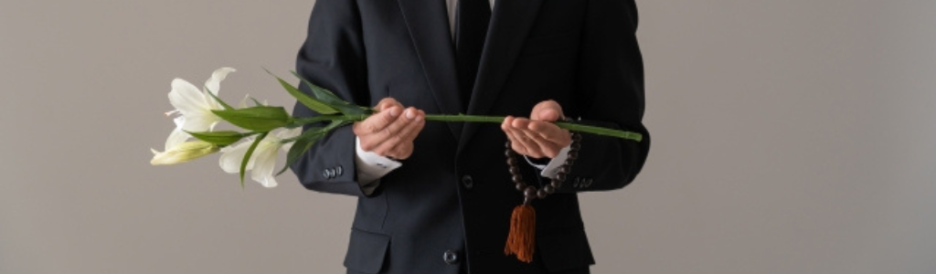 百合の花を持った男性