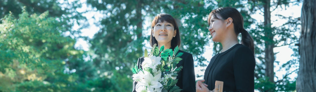 葬儀と笑顔の遺族