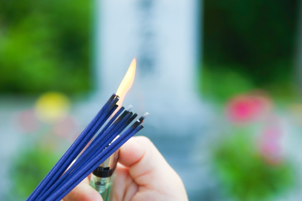 線香に火をつける手