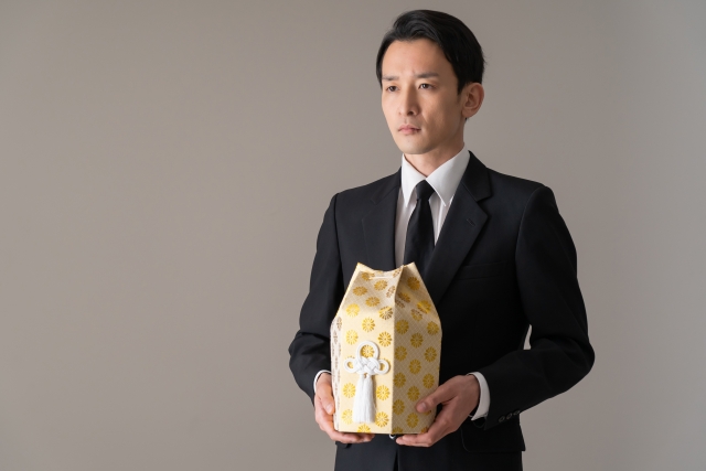 遺骨と男性