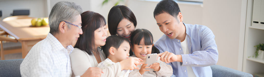 スマホを囲む家族