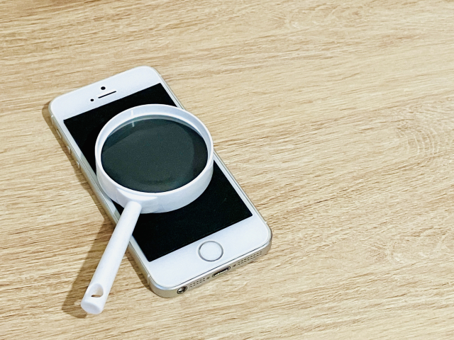 スマホと虫眼鏡