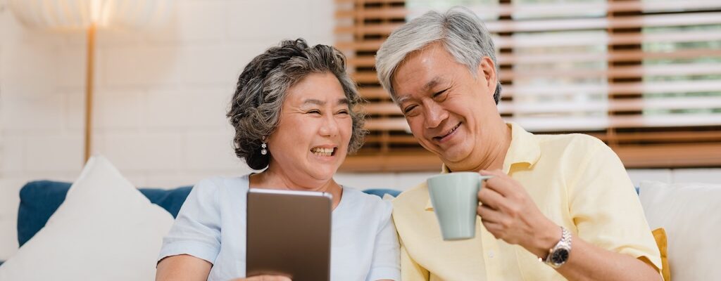 リビングで会話する老夫婦