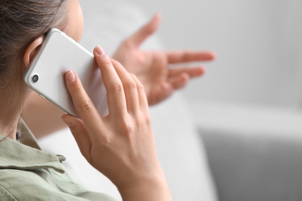葬儀屋に電話をする女性