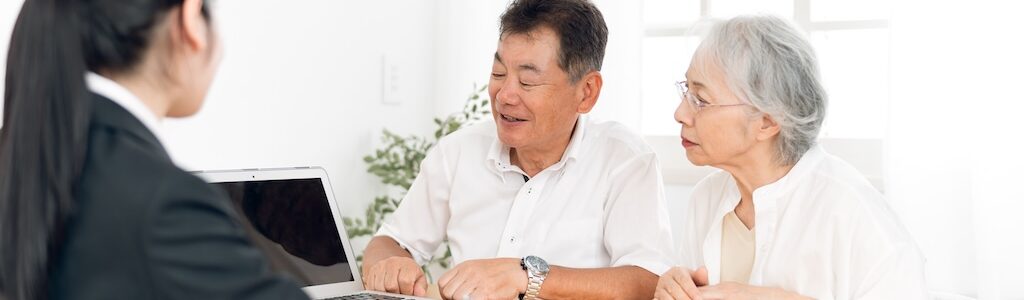 遺品整理を専門家に相談する夫婦