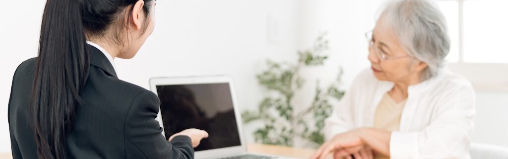 葬儀社へ相談する女性