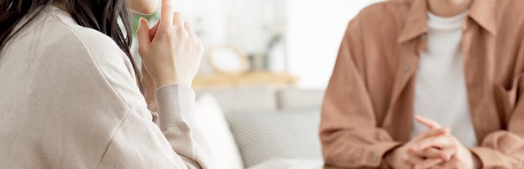遺品整理について相談をする家族